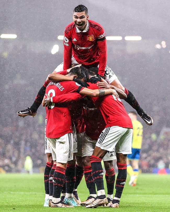 在他首次披 在他首次披